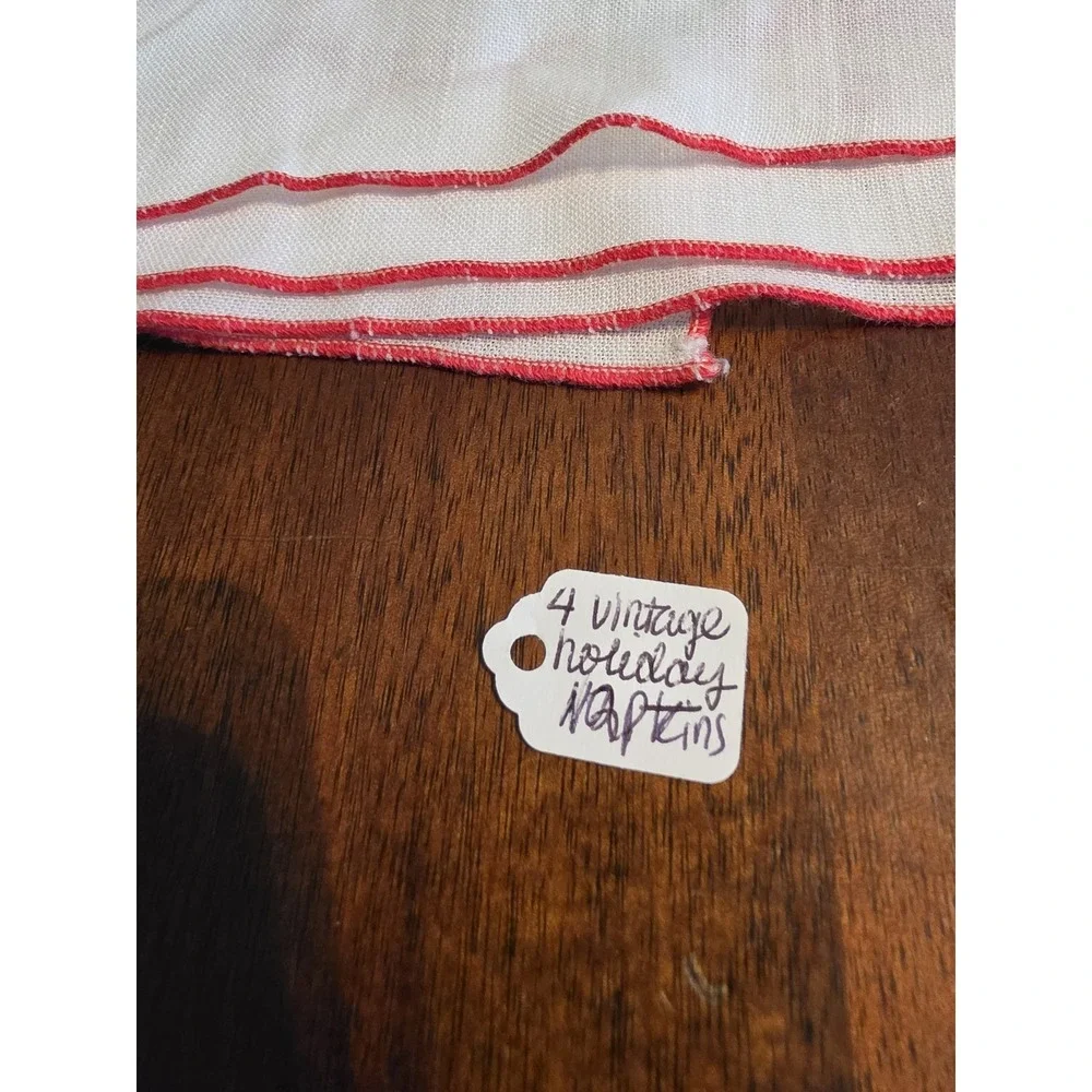 VTG White Holiday Cloth Napkins Set of 4 Festive Christmas Dinner Table Linen